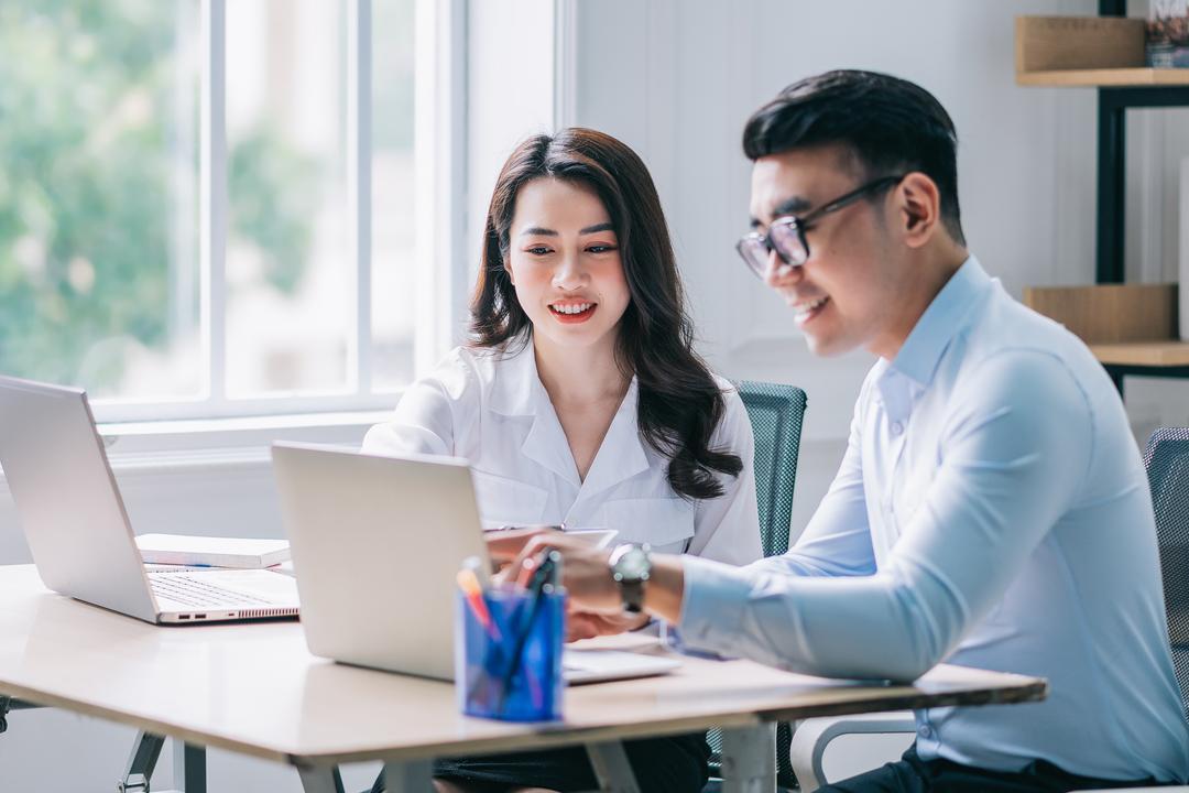 two colleagues discussing third-party risk management