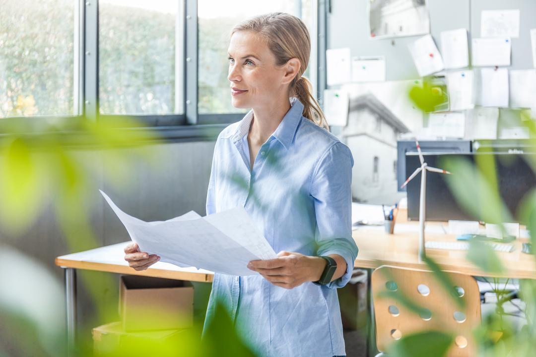 A corporate secretary preparing for a board meeting using the 13-step checklist