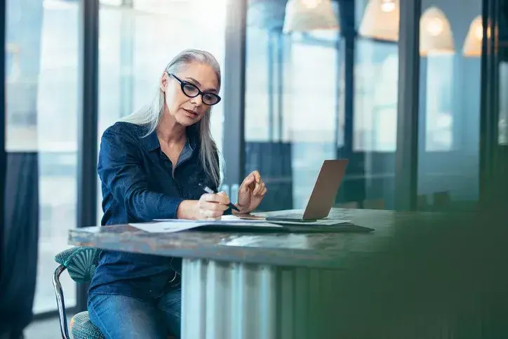 woman applying agenda management best practices