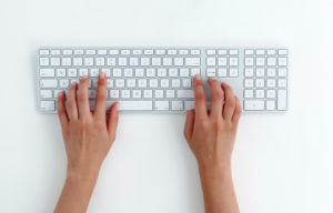 Tipps zum Protokollschreiben - Close up Hanede auf Tastatur